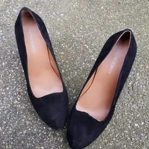 Black pumps